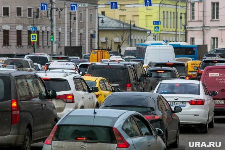 Дорожные заторы образовались как в центральной части Тюмени, так и на ее окраинах