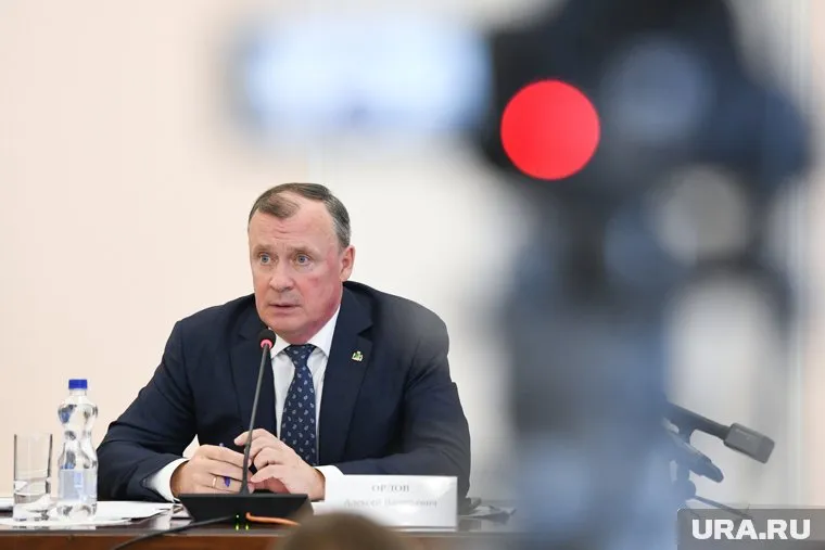 По словам Алексея Орлова, он регулярно общается в Минобороны и военкомами