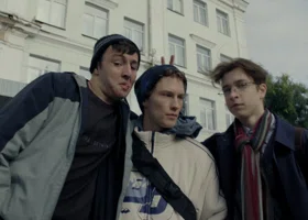 Бездомный Петров и дух нулевых: стоит ли смотреть главный хит осени «Камбэк»