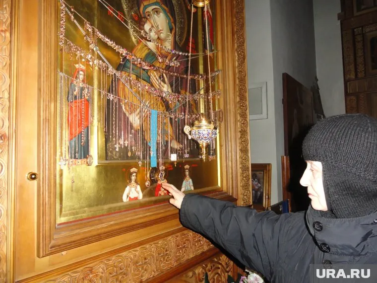 Теперь медаль висит на иконе Божьей Матери