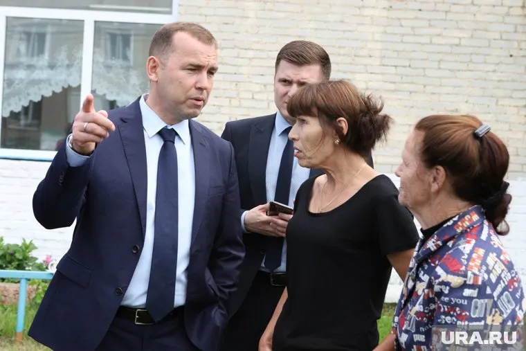 Губернатор Курганской области (слева) отчитал фонд капремонта за подрядчиков из-за которых протекла крыша многоквартирного дома