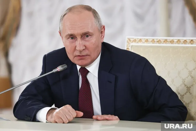 Путин поручил разобраться, почему рубль слабеет