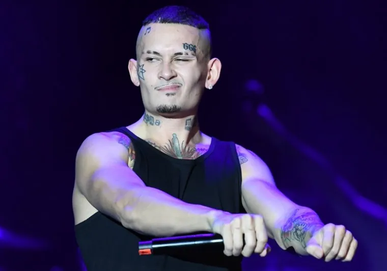 Репер решил свести свои татуировка на лице