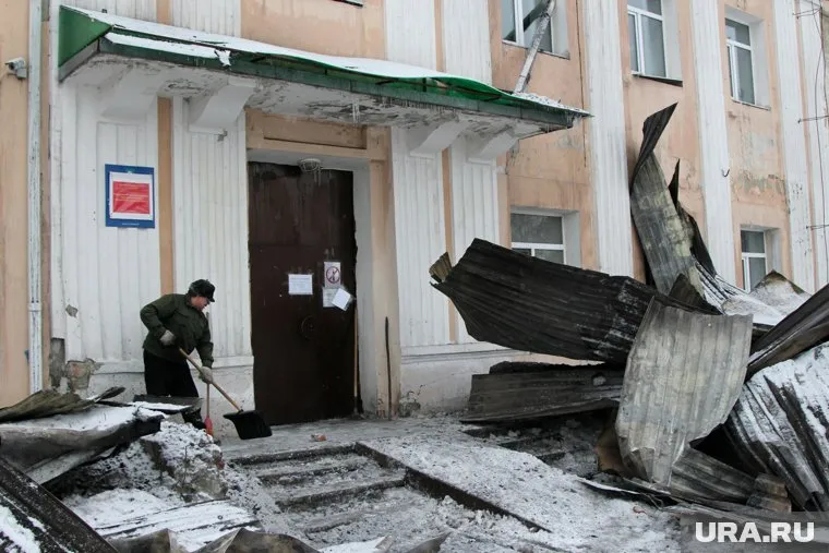 Строители укрепляют крышу тубдиспансера