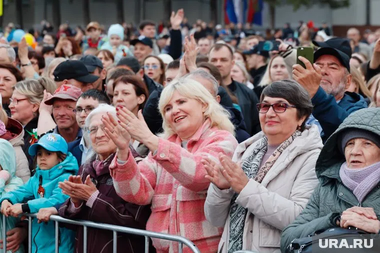 Курганцы зажительно танцевали и подпевали на праздничном концерте, посвященному 9 Мая