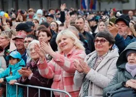 Подпевают и танцуют: сотни курганцев пришли на концерт «Партизан FM» на 9 Мая