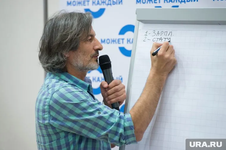 Мухтар Гусенгаджиев экономит не только время, сходив перед лекцией в туалет, но и бумагу