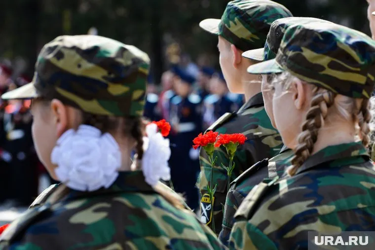 На военных сборах проводят занятия по огневой, строевой, тактической и физической подготовке