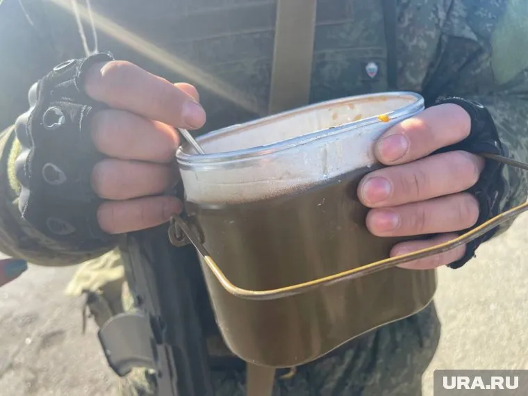 Праздничное угощение развезли на позиции Российской армии