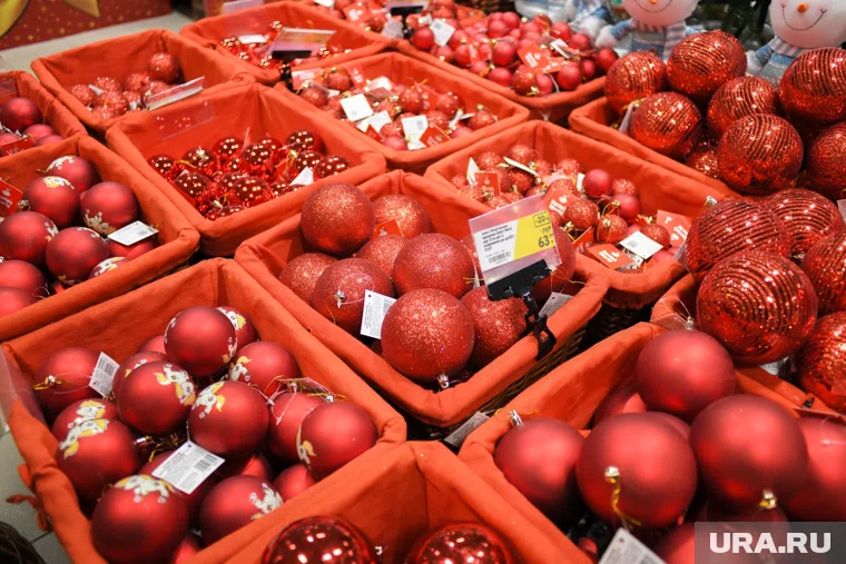 Витрины магазинов ломятся от ярких украшений 