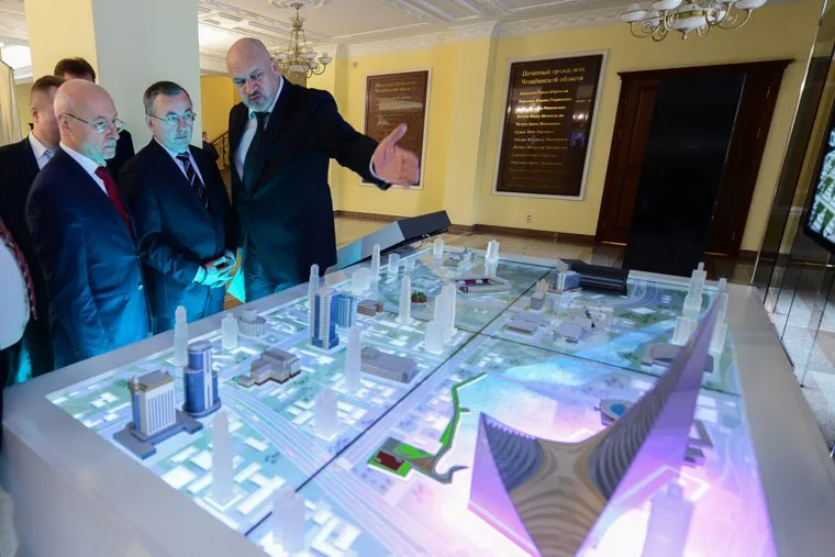 Визит заместителя руководителя Федеральной службы по экологическому, технологическому и атомному надзору Александра Рыбаса. Челябинск, моисеев александр, шаль сергей, макет, рыбас александр, стенд строительства к шос