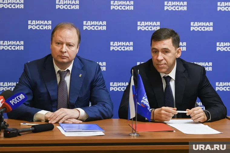 Губернатор (справа) потребовал пересмотреть решение по зарплате мэра