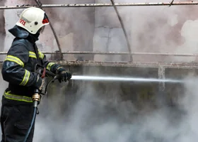 В Новом Уренгое загорелась заброшенная гостиница