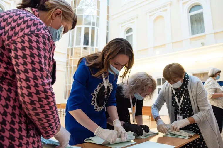 Подсчёт бюллетеней голосования по поправкам к Конституции на избирательном участке №1242. Екатеринбург