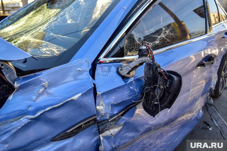 В результате ДТП обе машины сильно помялись