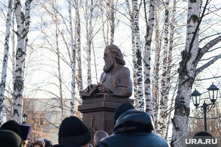 В Тюмени открыли памятник великому хирургу. Фото