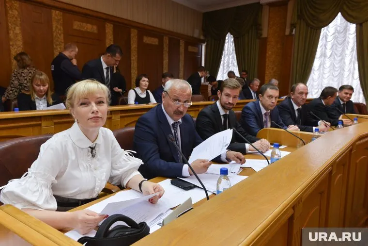 Илья Бархатов (в центре) покидает фракцию «Справедливой России»