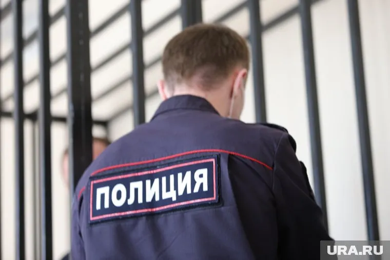 Виновный взял в захват сотрудника полиции, из-за чего его осудили на 4,5 года