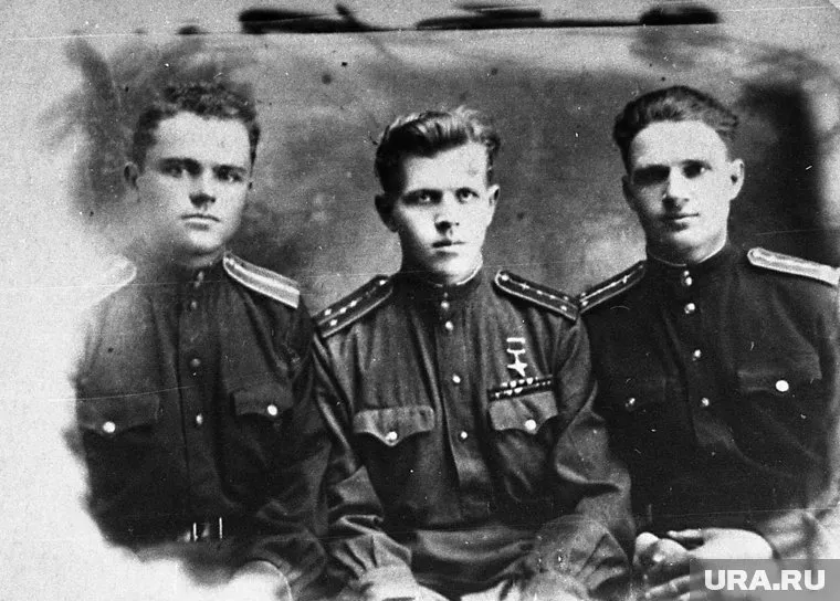 Борис Россохин (в центре) в совершенстве владел техникой воздушного боя и разведки