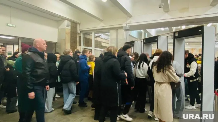 Сотрудники метрополитена стараются не допустить давок