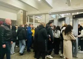 Тысячи екатеринбуржцев кинулись в метро после праздничного салюта: фото давок