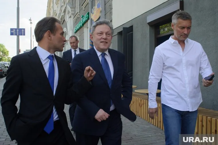 Поддержав Евгения Ройзмана (справа), Григорий Явлинский (в центре) потерял надежды на уральских избирателей