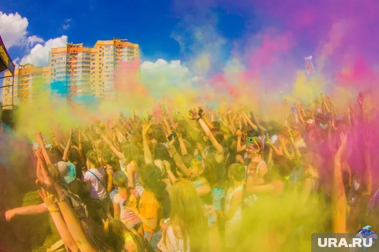 Фестиваль красок кажется священникам бесовским действом