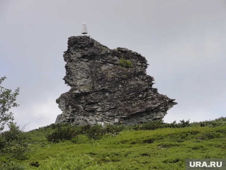На скале в память о туристах установлена звезда