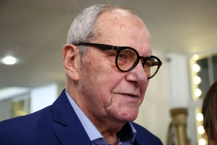 Актер активно работает