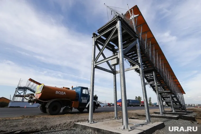 Возле надземного перехода появился светофор