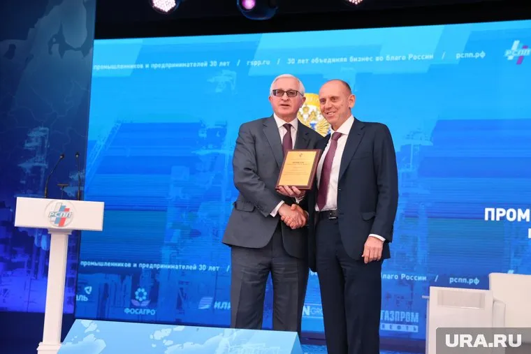 Президент СОСПП Дмитрий Пумпянский получил награду из рук главы РСПП Александра Шохина