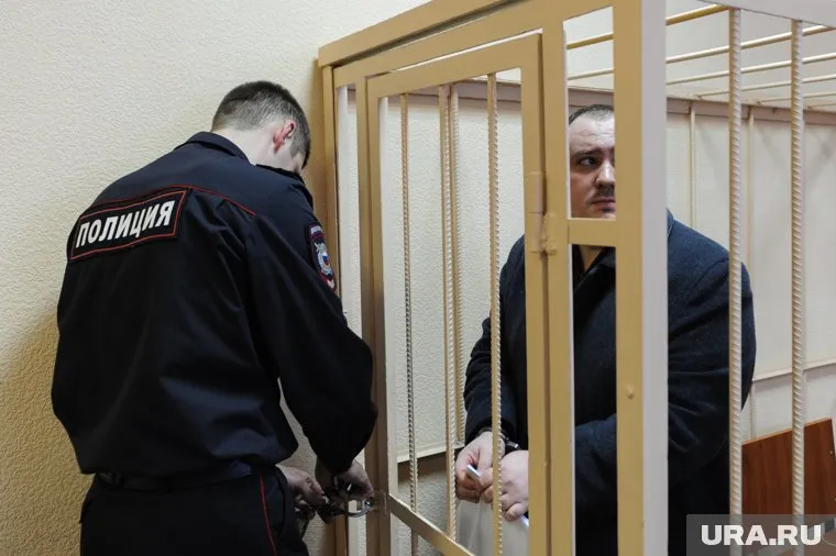 Адвокат-«решала» Олег Зайцев потянул за собой замначальника Следственного отдела по Курчатовскому району Александра Есипова (на фото)