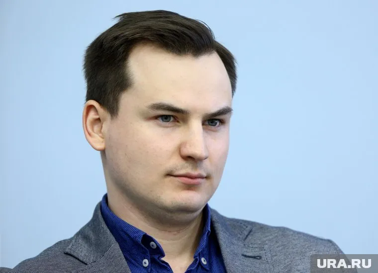 Мужчиной, накинувшимся на Арсения Щельцина, оказался 47-летний лидер группы «Пасека» Роман Медведкин