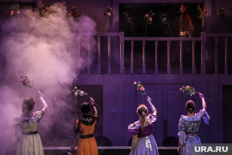 Актеры Сургутского драмтеатра будут показывать спектакли на других сценических площадках в 2024 году