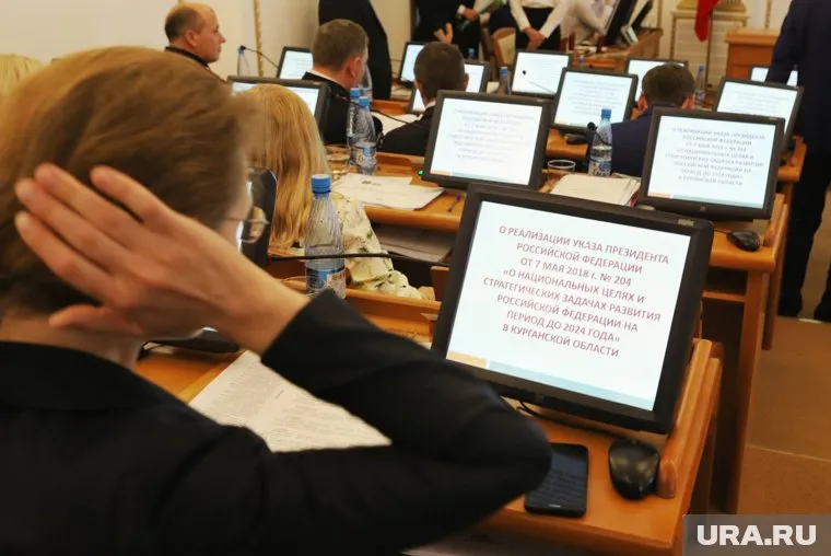 Чиновники обсуждают новый график работы