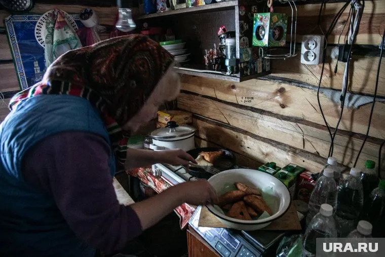 Челябинские пенсионеры набирают просроченных продуктов на неделю