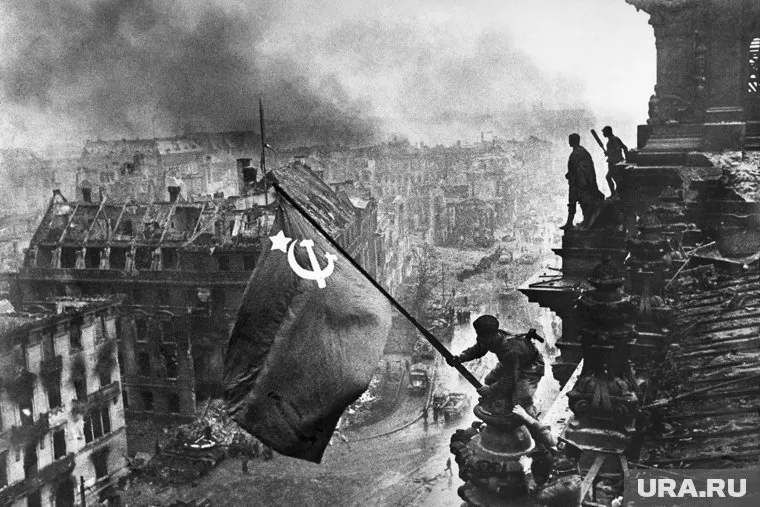Именно Красная Армия установила свой флаг на Рейхстаге в 1945 году