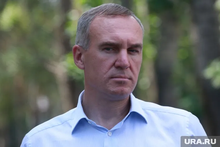 Руслан Кухарук решил оценивать работу чиновников, перемещаясь в городах на велосипеде