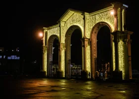 В главном парке Екатеринбурга выросли гигантские светящиеся грибы