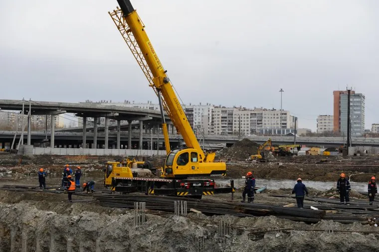 Рабочий объезд Борисом Дубровским объектов строящихся к саммитам ШОС и БРИКС. Челябинск, стройка, общественно-деловой центр