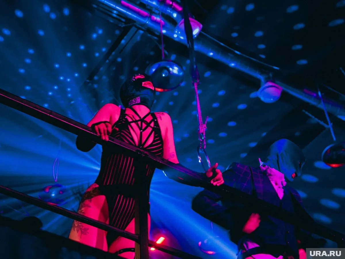 Qizlar porno tomosha qilib bir-biriga onanizm