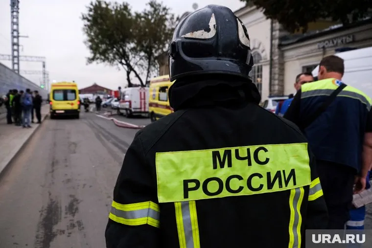 На месте происшествия работали сотрудники МЧС