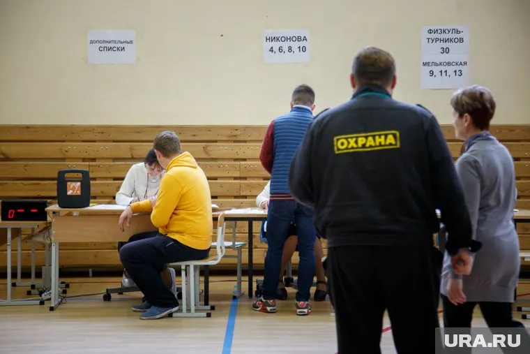 От школьных охранников потребуют более тесных связей с полицией