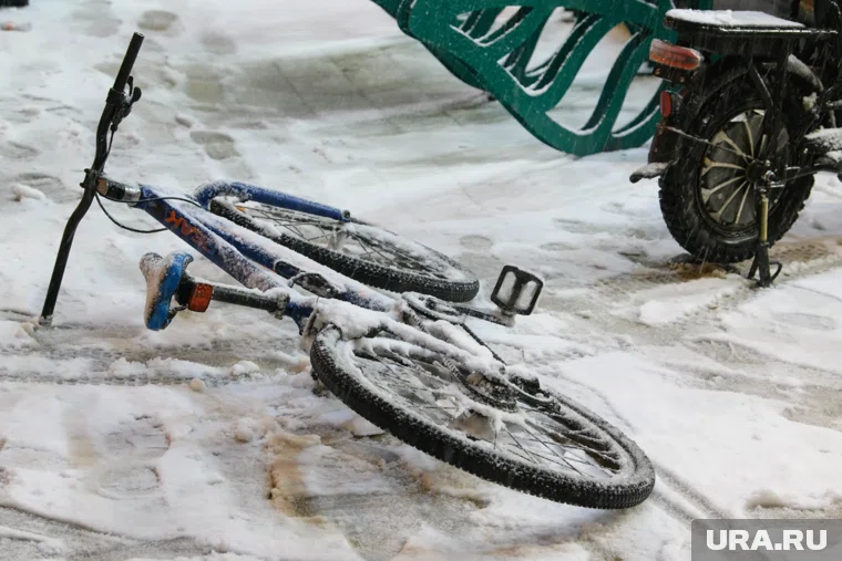 Все произошло во время движения по тротуару 