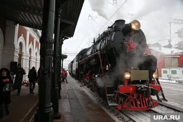 Эшелоны с эвакуированными прибывали в город