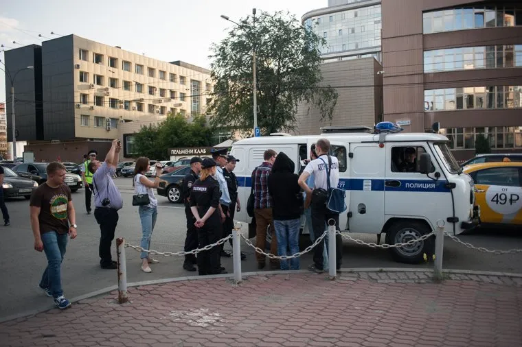 Пикет против строительства Храма-на-Воде около здания РМК (Русская медная компания). Екатеринбург, полк ппсп, задержание