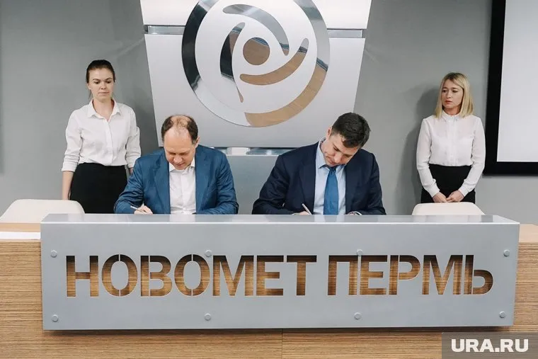 В подписании соглашения приняли участие генеральный директор «Новомета» Максим Перельман и вице-президент Группы Синара Евгений Гриценко