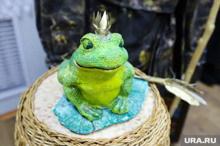 Повреждена фигура сказочного персонажа