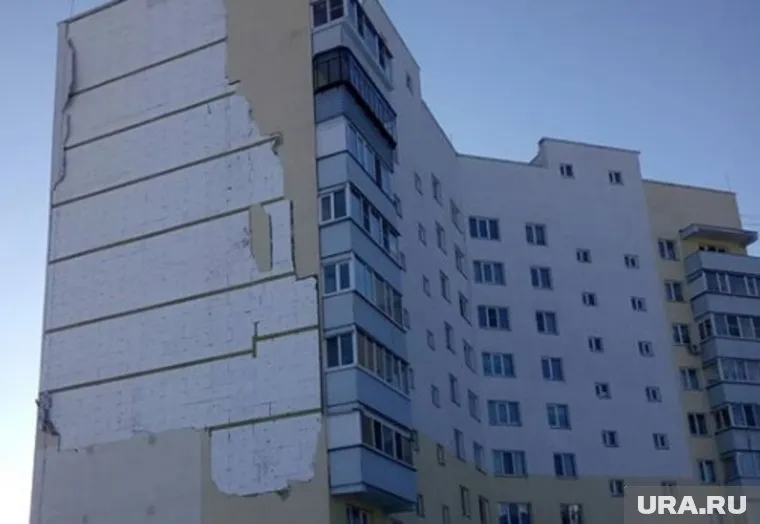 Наружная стена дома сильно пострадала от ветра