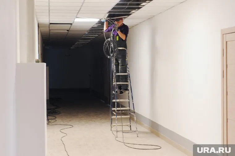 Рабочие занимаются подвесными потолками в поликлинике (архивное фото)